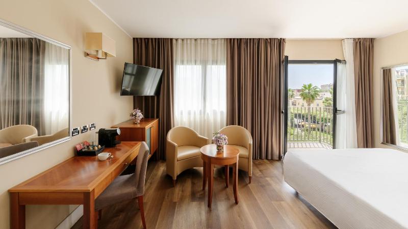 Double Room with Garden View image 3