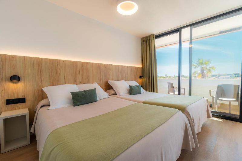 Twin Room image 3
