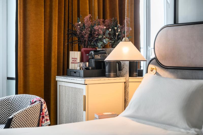 Deluxe King Room image 3