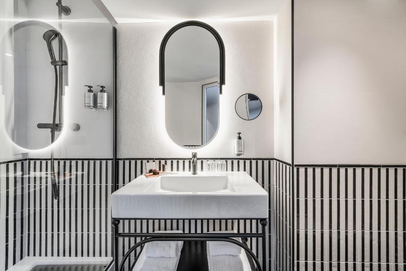 Deluxe King Room image 1