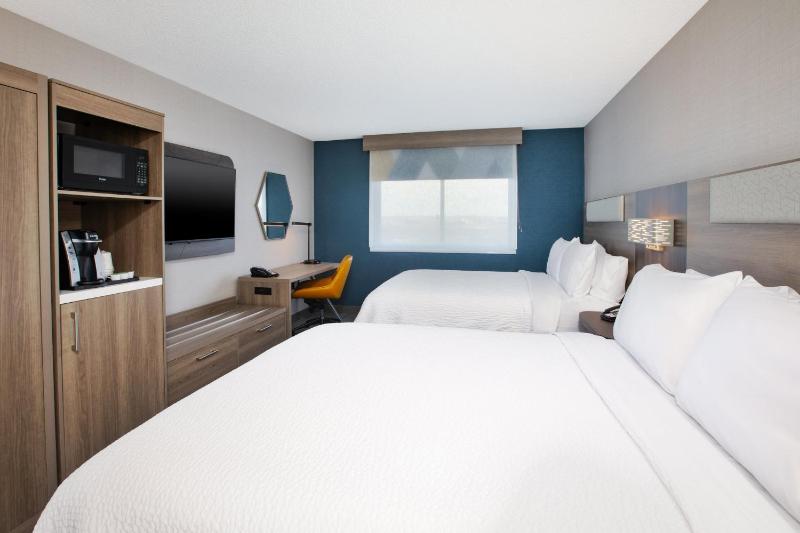 Standard Room with Two Queen Beds image 4