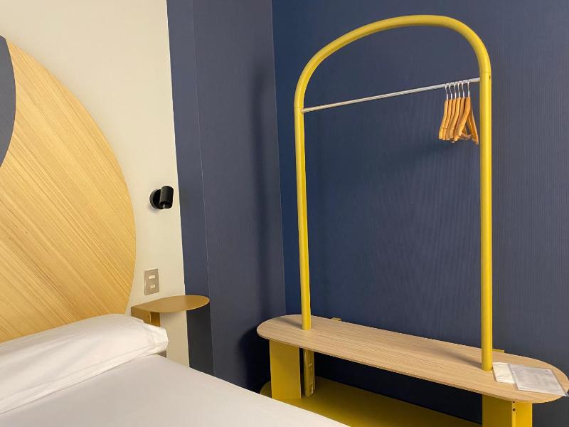 Twin Room with Extra Bed image 4