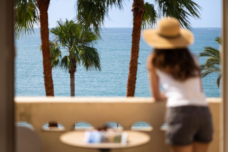 Deluxe Double Room with Balcony and Sea View image 3