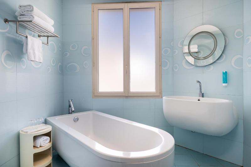 Standard Double Room image 3