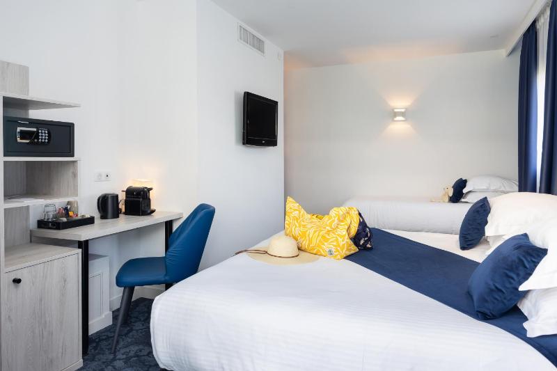 Deluxe Triple Room image 3