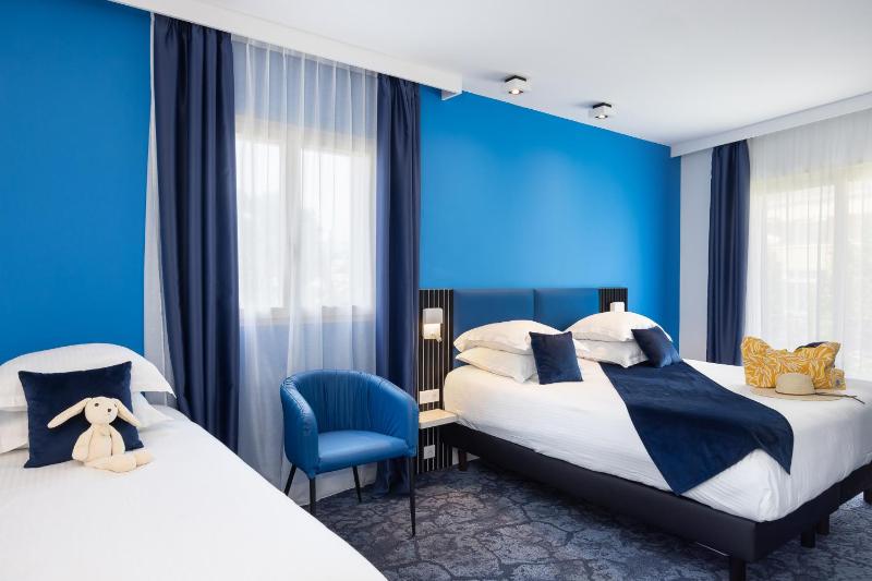Deluxe Triple Room image 2