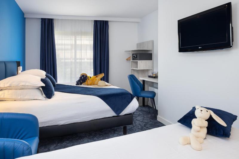 Deluxe Triple Room image 4