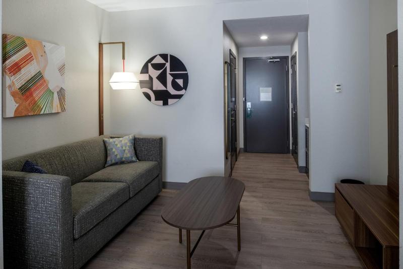 Standard King Room with Sofa Bed - Non-Smoking image 4