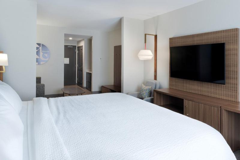 Standard King Room with Sofa Bed - Non-Smoking image 3
