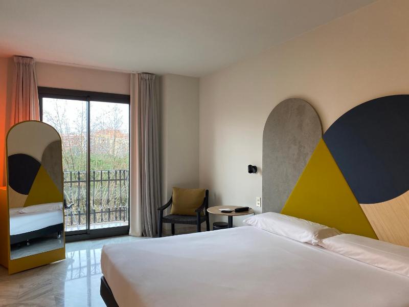 Double Room with Balcony and Park View image 1