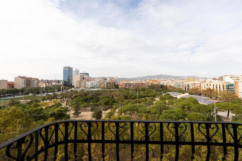 Double Room with Balcony and Park View image 3