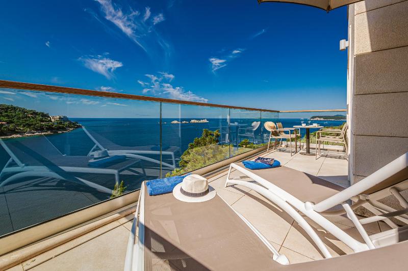 One-Bedroom Apartment with Sea View image 1