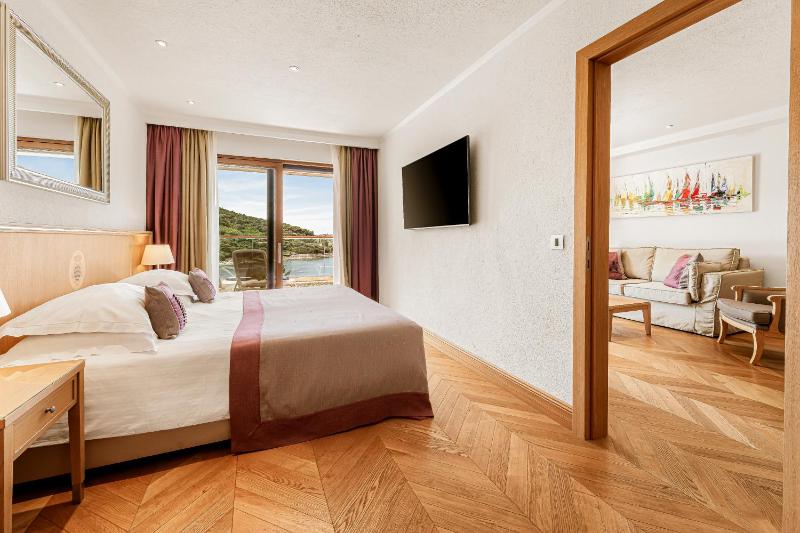 One-Bedroom Apartment with Sea View image 3