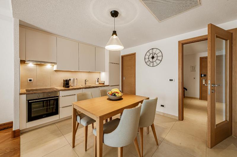 One-Bedroom Apartment with Sea View image 4