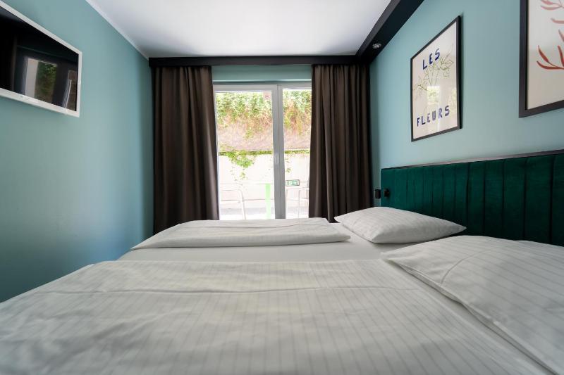 Deluxe Double Room image 4