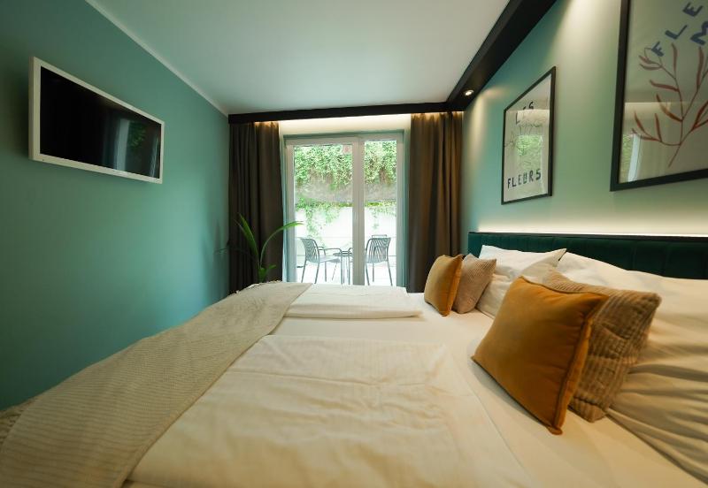 Deluxe Double Room image 3