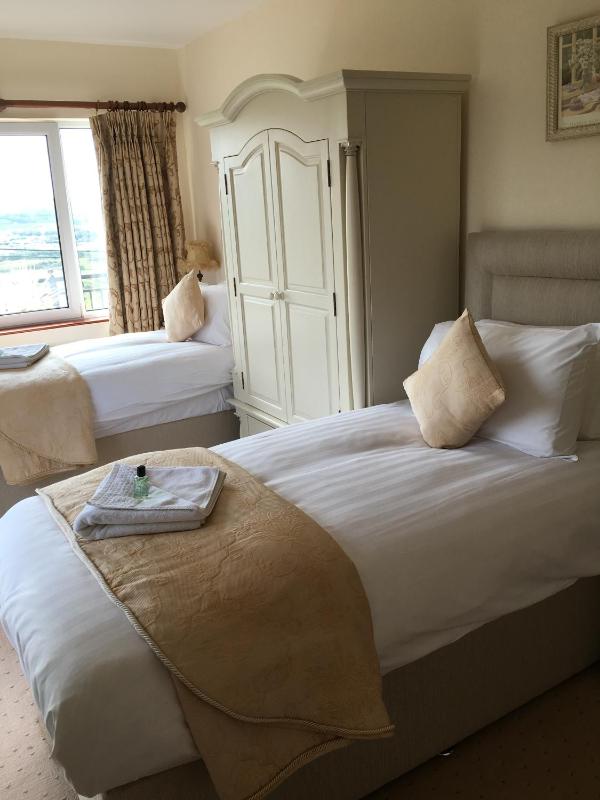 Deluxe Twin Room with Sea View image 3