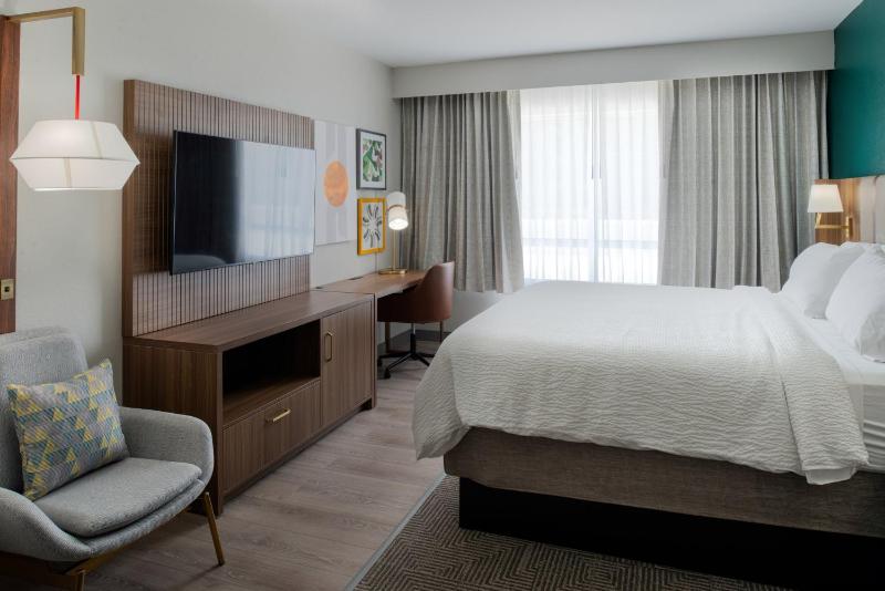 Standard King Room image 3