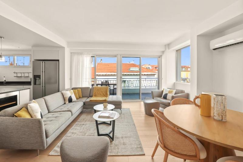 REF 1493 - Cannes -City Center Banane District - image 12