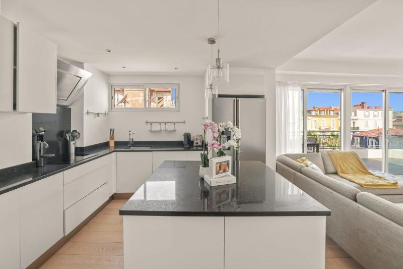 REF 1493 - Cannes -City Center Banane District - image 3