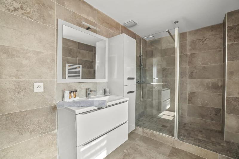 REF 1493 - Cannes -City Center Banane District - image 5