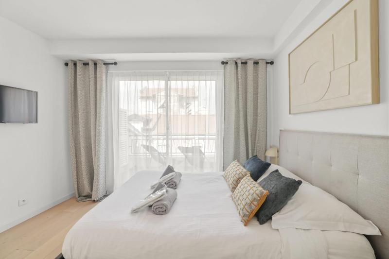 REF 1493 - Cannes -City Center Banane District - image 11