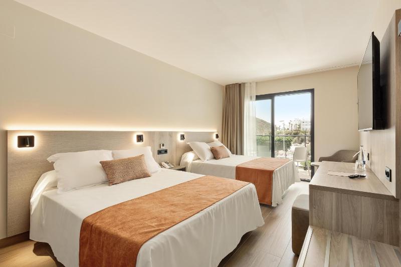 Standard Double Room (2 Adults + 1 Child) image 4