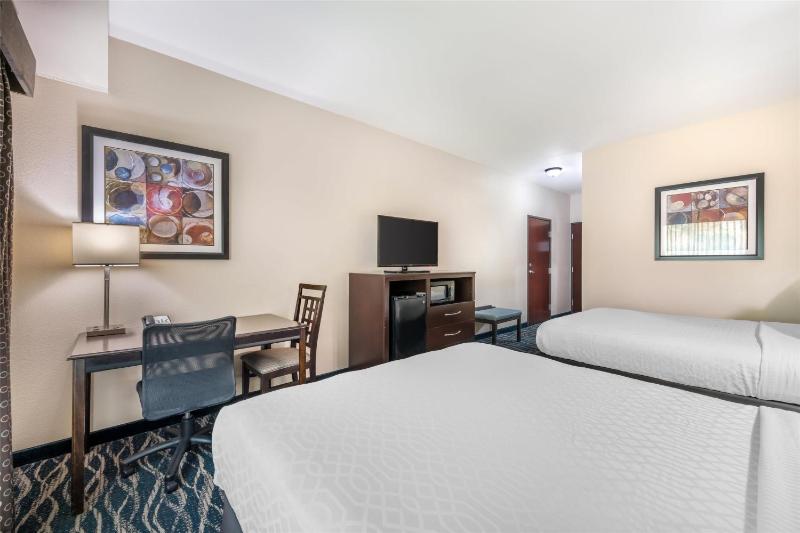 Queen Room with Two Queen Beds - Non-Smoking image 4