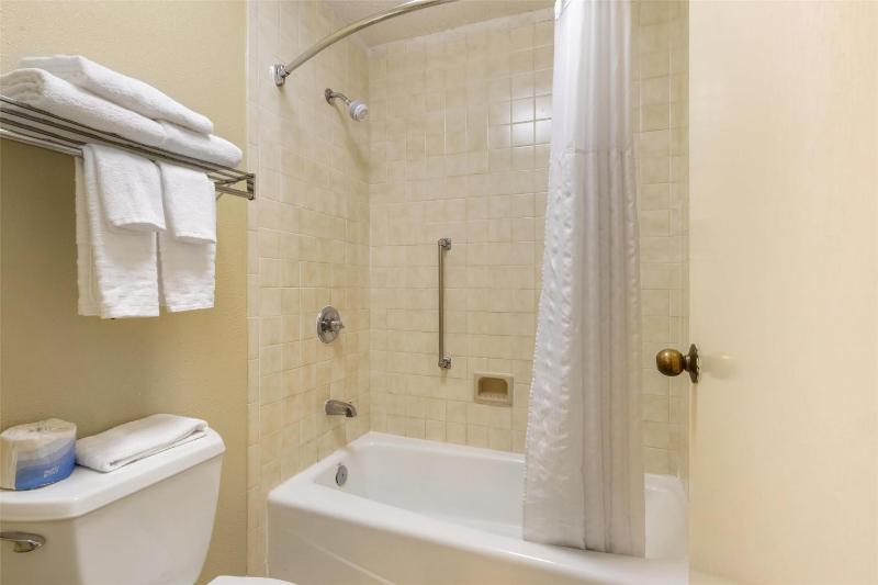 King Room with Exterior Access - Non-Smoking image 3