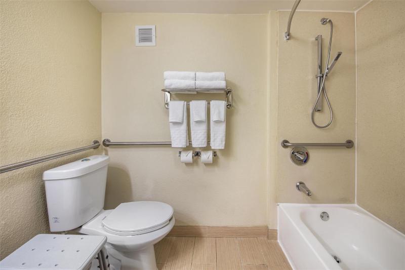 Two Double Beds with Bath Tub - Disability Access/Non-Smoking image 2