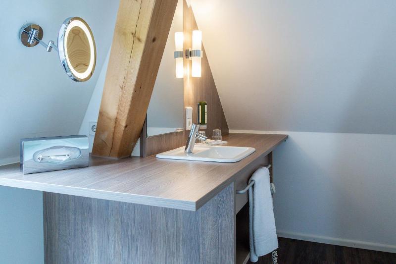 Twin Room image 3