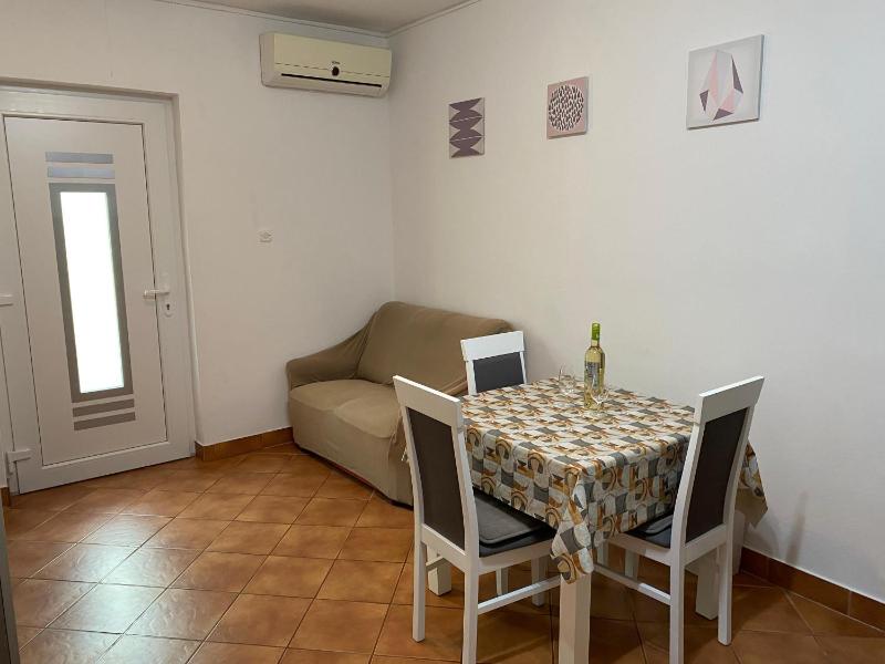 One-Bedroom Apartment image 3