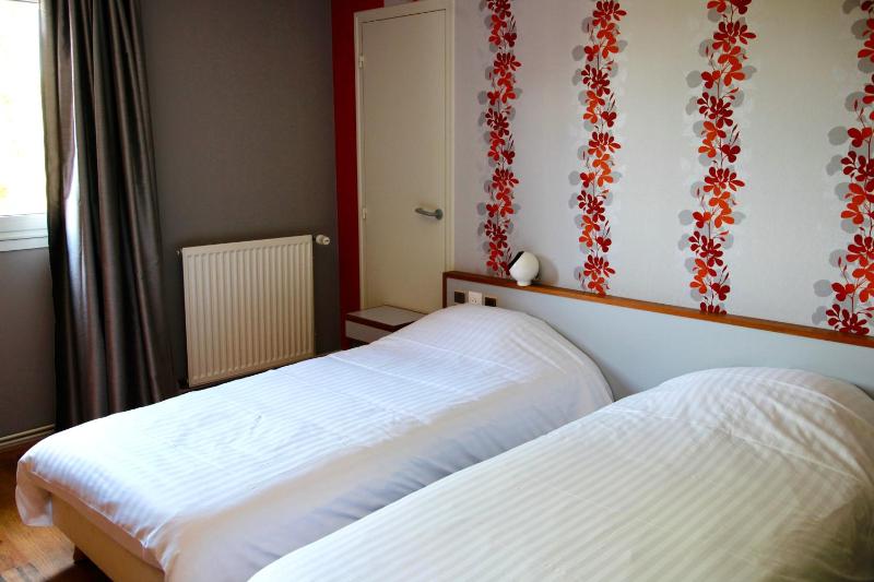 Twin Room image 4