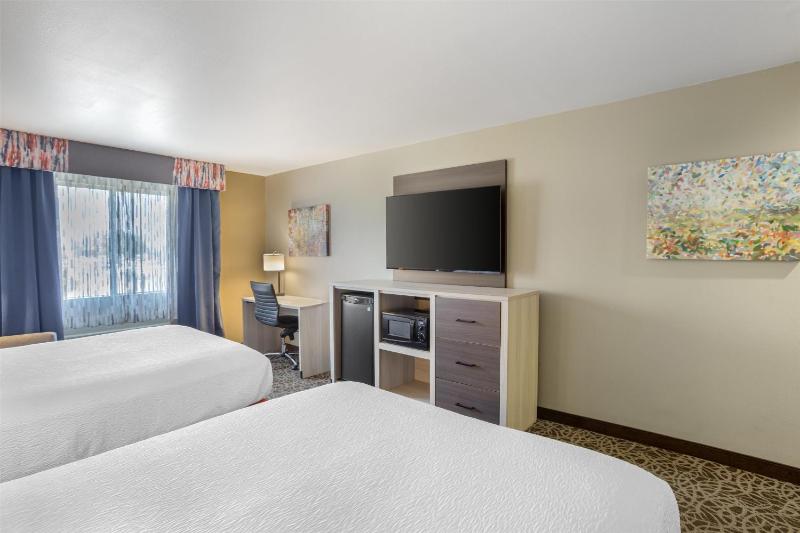 Queen Room with Two Queen Beds - Non-Smoking image 1
