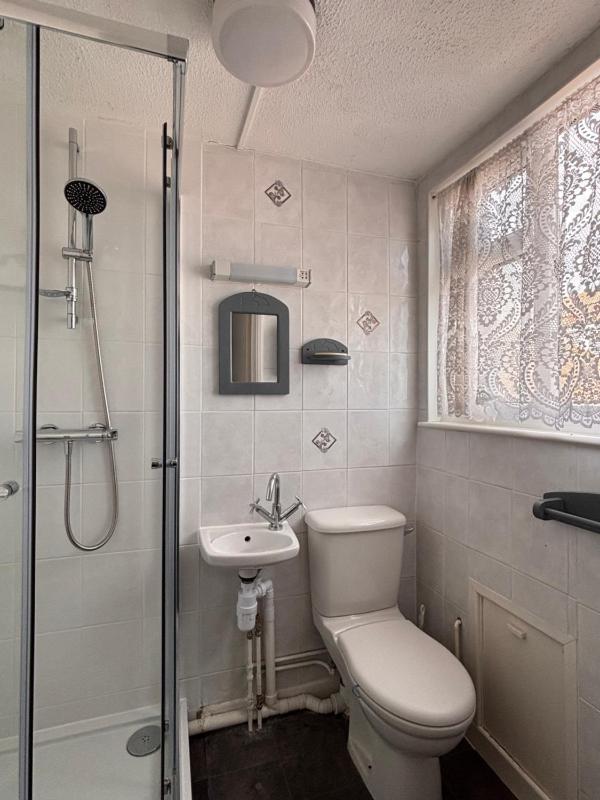 Single Room with Private Bathroom image 2