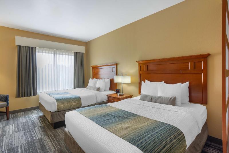Queen Suite with Two Queen Beds with Sofa Bed - Non smoking image 3