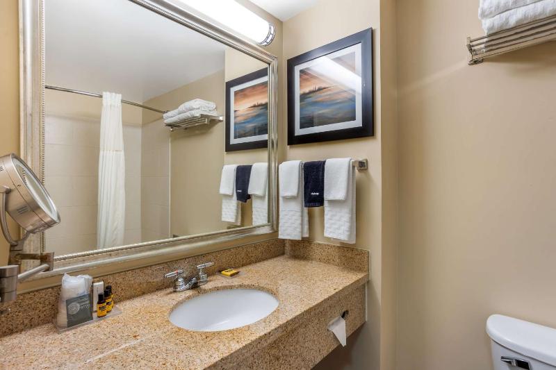 Queen Suite with Two Queen Beds with Sofa Bed - Non smoking image 2