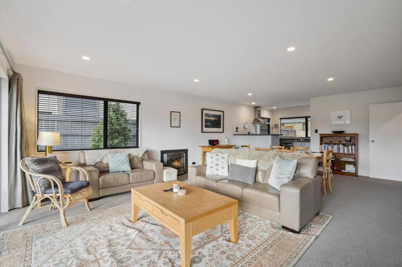 Lakeview Lane | Views Walk to town centre! - image 5