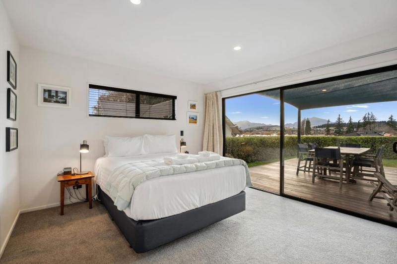 Lakeview Lane | Views Walk to town centre! - image 12