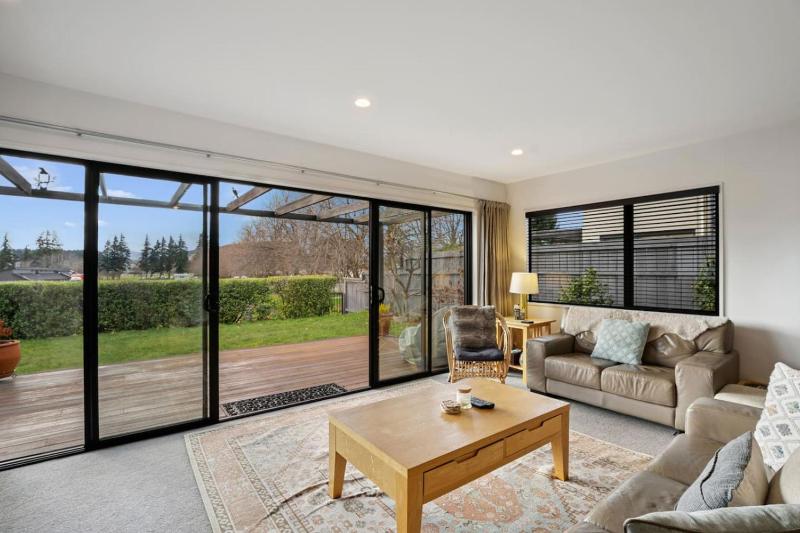 Lakeview Lane | Views Walk to town centre! - image 13