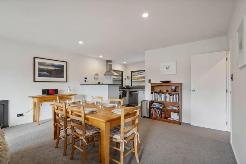 Lakeview Lane | Views Walk to town centre! - image 6