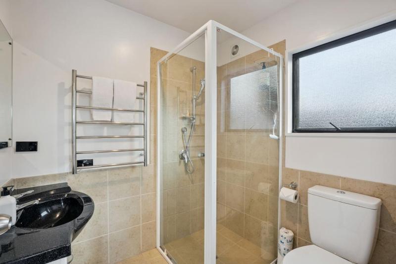 Lakeview Lane | Views Walk to town centre! - image 17