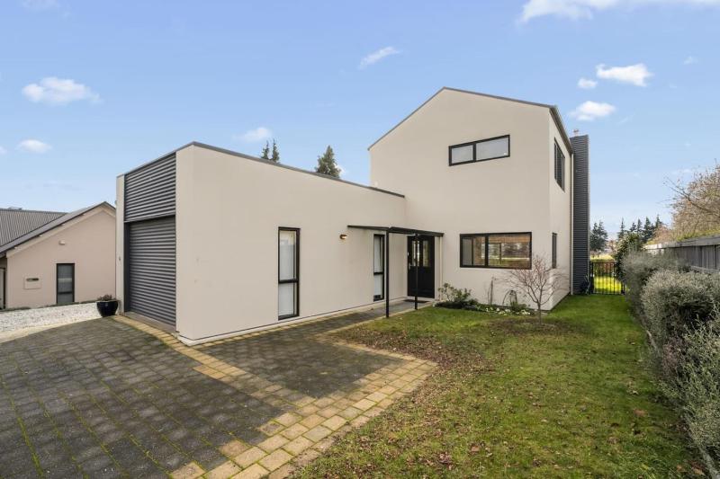 Lakeview Lane | Views Walk to town centre! - image 23