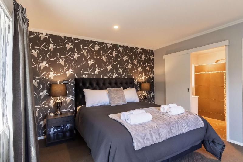 Forest Lakes Luxury - image 37