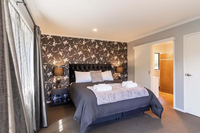 Forest Lakes Luxury - image 14