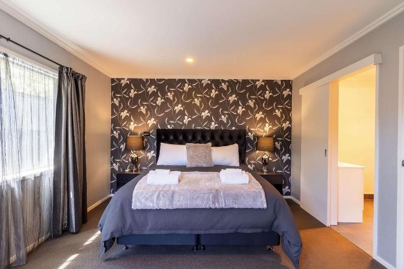 Forest Lakes Luxury - image 35
