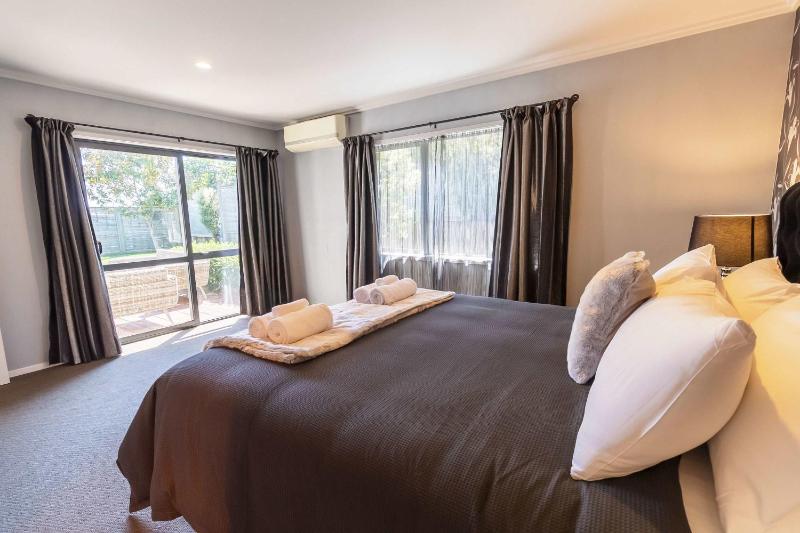 Forest Lakes Luxury - image 24