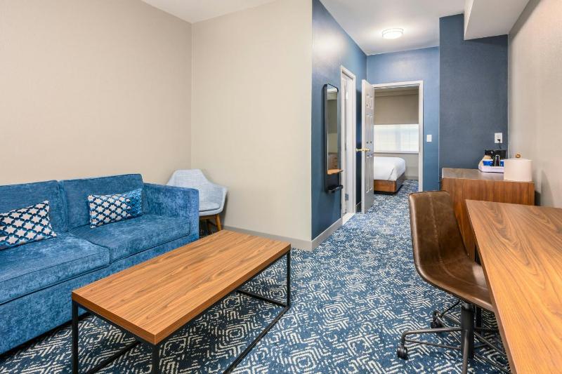 Junior King Suite with Sofa Bed image 3