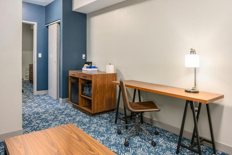Junior King Suite with Sofa Bed image 2