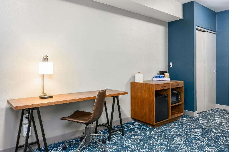 Junior Queen Suite with Two Queen Beds and Sofa Bed image 3